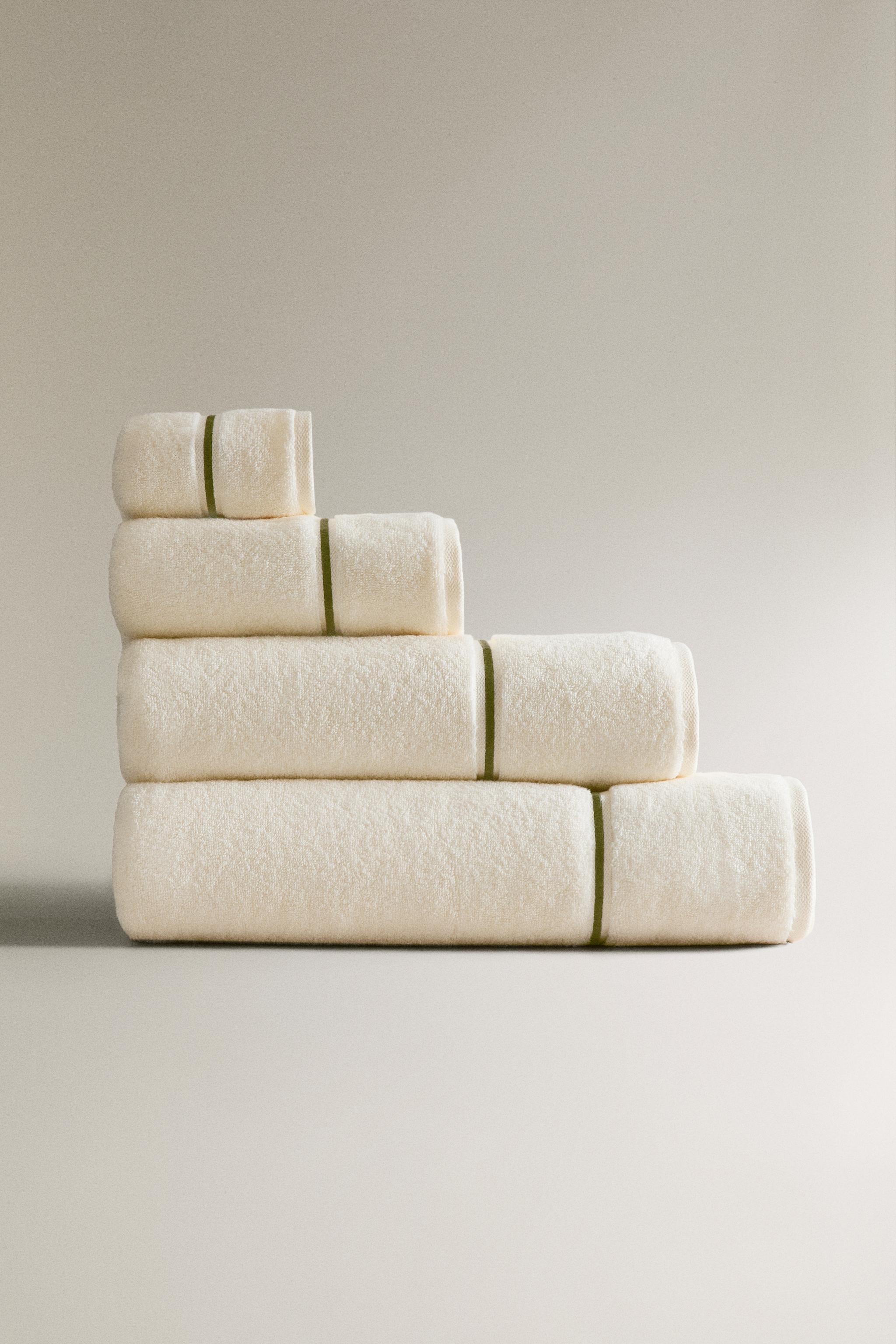 BATH TOWEL WITH EMBROIDERED SCALLOP